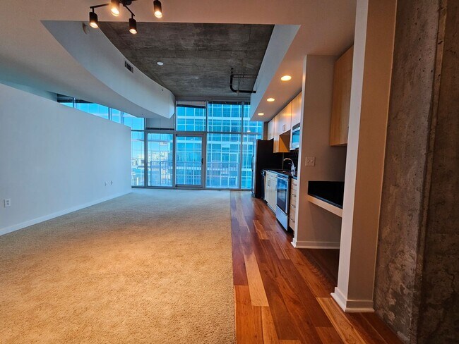 Building Photo - Glass House 1 Bed 1 Bath High Rise Condo w/ Mountain & City Views!!