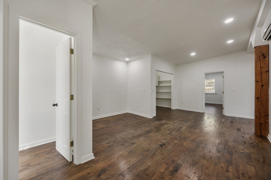 Building Photo - 664 E Meeting St