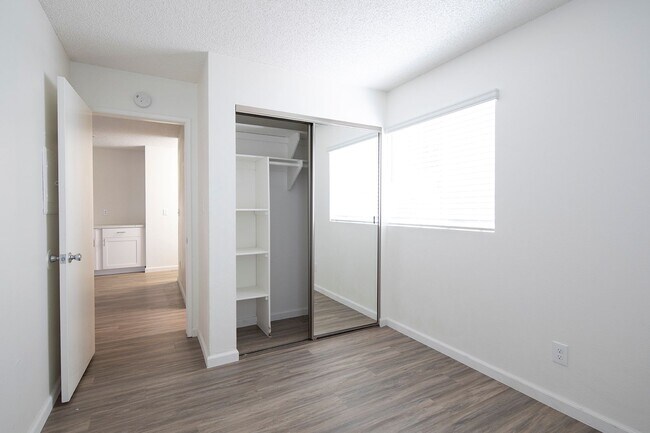 Building Photo - Gorgeous 2BR in Hillcrest with 2 Parking S...