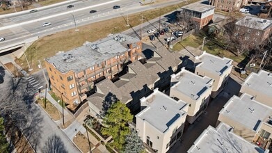 Building Photo - This luxurious townhouse on Cherry St.