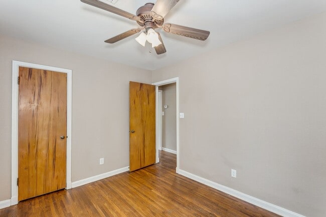 Building Photo - Updated 1 bed 1 bath duplex