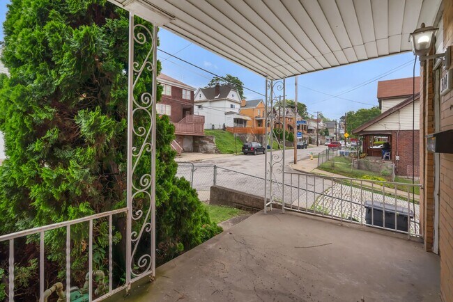 Building Photo - SCORE 1ST MONTH'S RENT FREE IF SIGNED BY AUGUST 7!Convenient 2 Bedroom home in Mt. Washington ava...