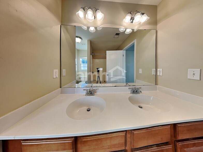 Building Photo - 147 Scottish Ave