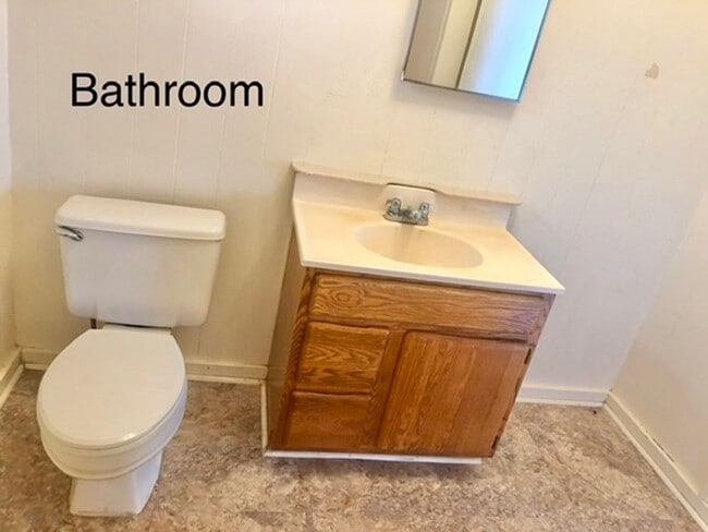 Building Photo - 2 bedroom 1 bathroom perched on the hillsi...