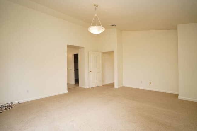 Building Photo - Spacious Home in Excellent Location!