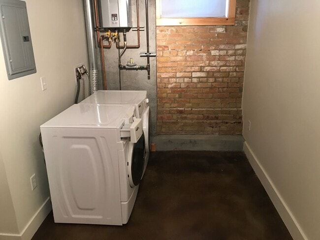 Building Photo - Beautiful 2 Story Apartment