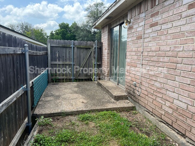 Building Photo - 1102 Chapel View Dr