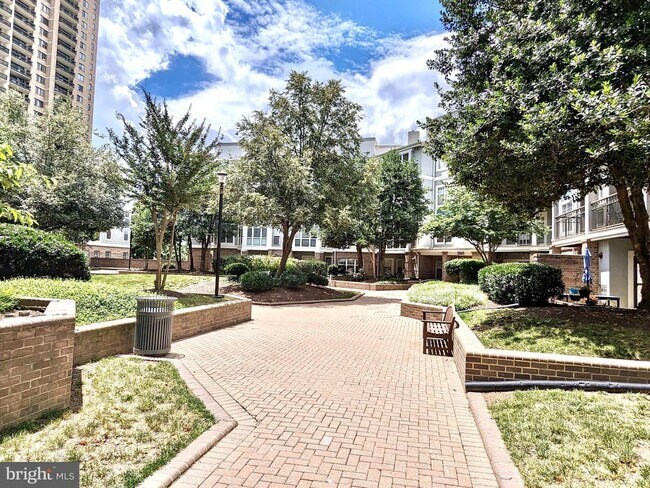 Building Photo - 5563 Seminary Rd