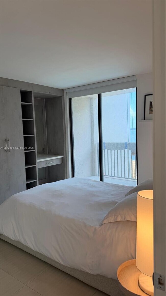 Building Photo - 540 Brickell Key Dr