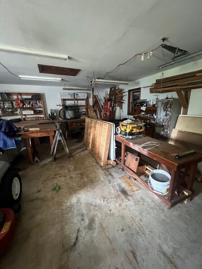 Building Photo - 3 Bedroom Home on 3 Acres