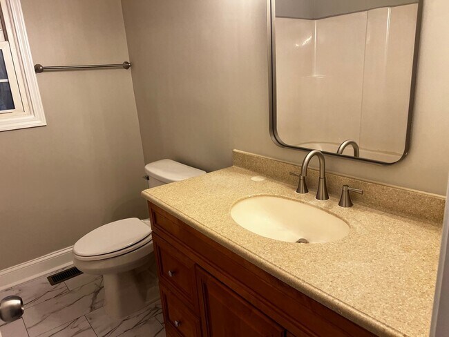 Building Photo - 824 Strawberry Ln