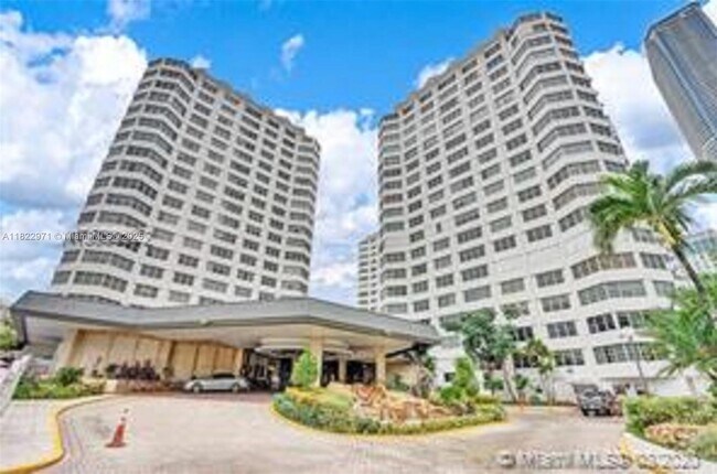 Building Photo - 905 Brickell Bay Dr