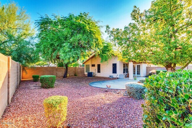 Building Photo - 1381 S Yucca Pl
