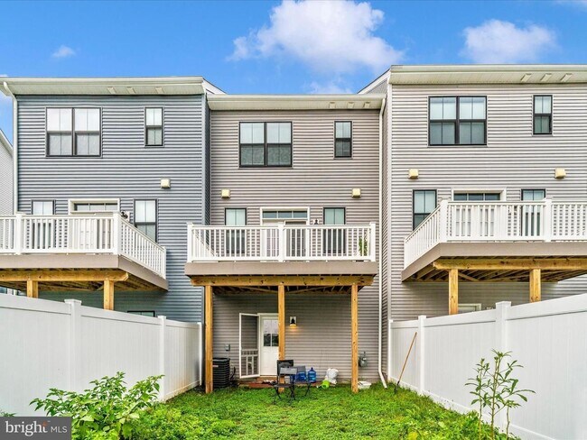 Building Photo - THREE LEVEL TOWN HOUSE IN KELLERTON