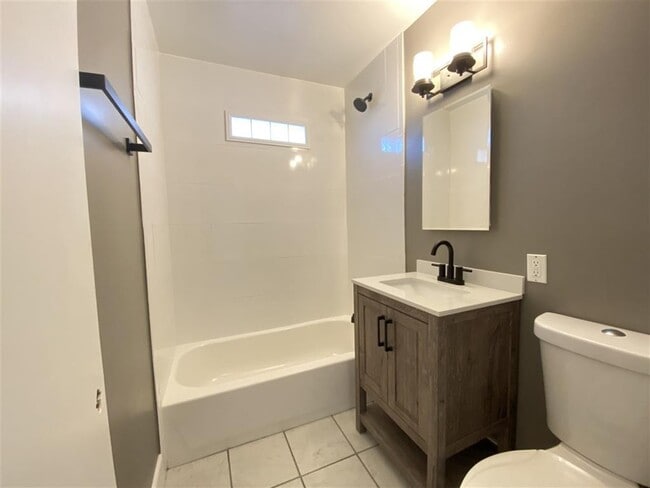 Building Photo - 2104 3rd St