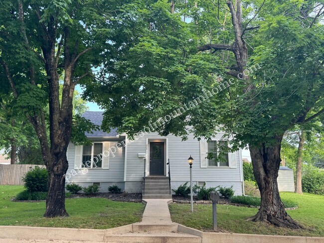 Building Photo - Charming 2-bedroom, 1-bath