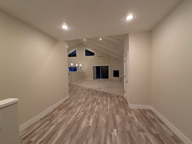 Building Photo - Dual Primary Suite's. 2 Bedroom / 2.5 Bathroom Single Level Home in NE Bend - PENDING APPLICATION