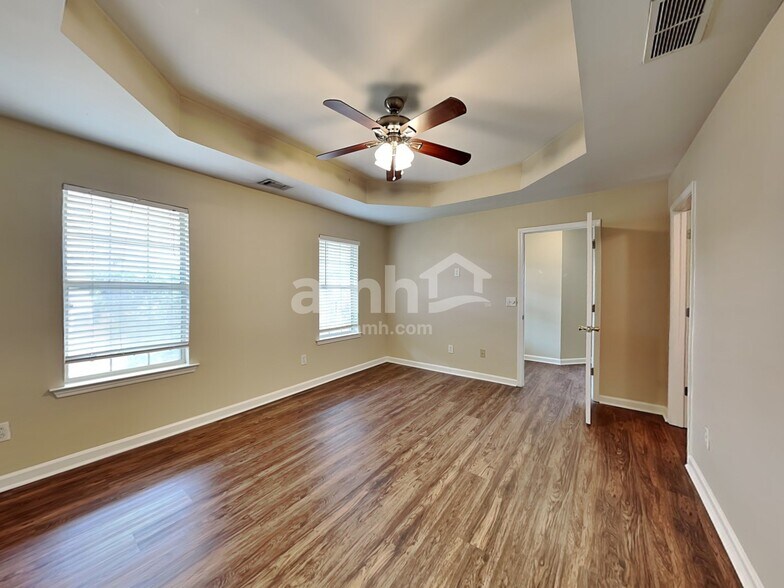 Building Photo - 409 Fairlawn Dr