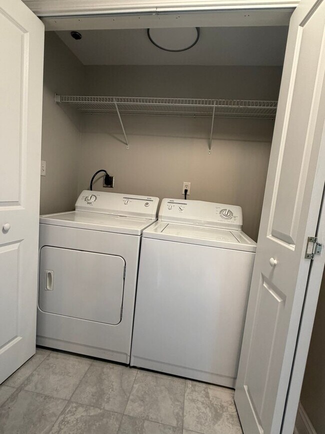 Building Photo - **Stunning Waterfront Condo in Downtown Knoxville**  2 Bedroom, 2 bath Fully renovated! Available...