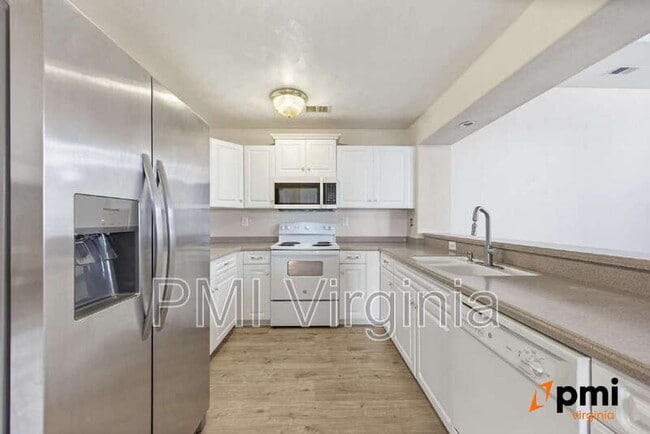 Building Photo - 1002 Nicklaus Dr