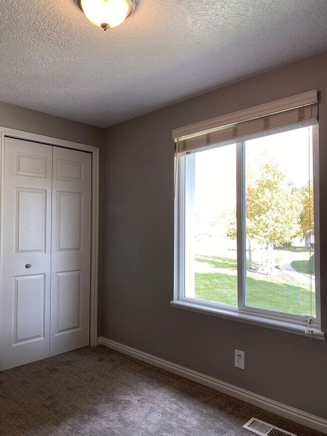 Building Photo - West Valley Nice 4 bed 2 bath Family Home