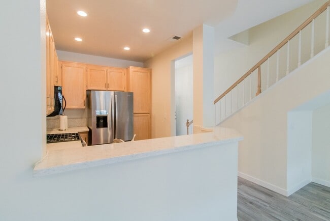 Building Photo - Beautiful 2 Bed, 2.5 Bath Two-Story Townhome in Belsera