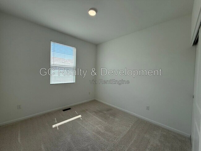 Building Photo - 249 Kingsport Dr