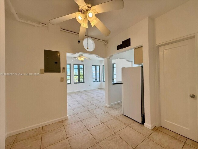 Building Photo - 901 Collins Ave