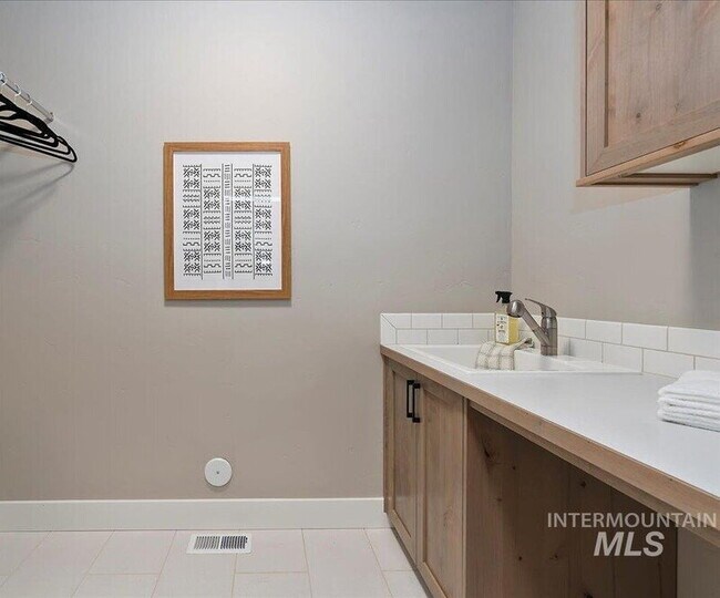 Building Photo - 4880 S Colusa Ave