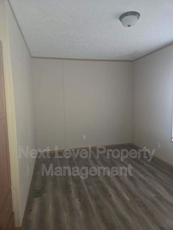 Building Photo - 111 S Cedar Dr