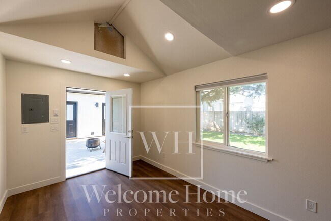 Building Photo - Updated 2 Bed Home with Detached Office & Fenced Yard