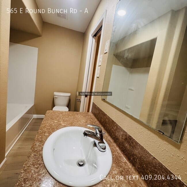 Building Photo - 565 E Roundbunch Rd