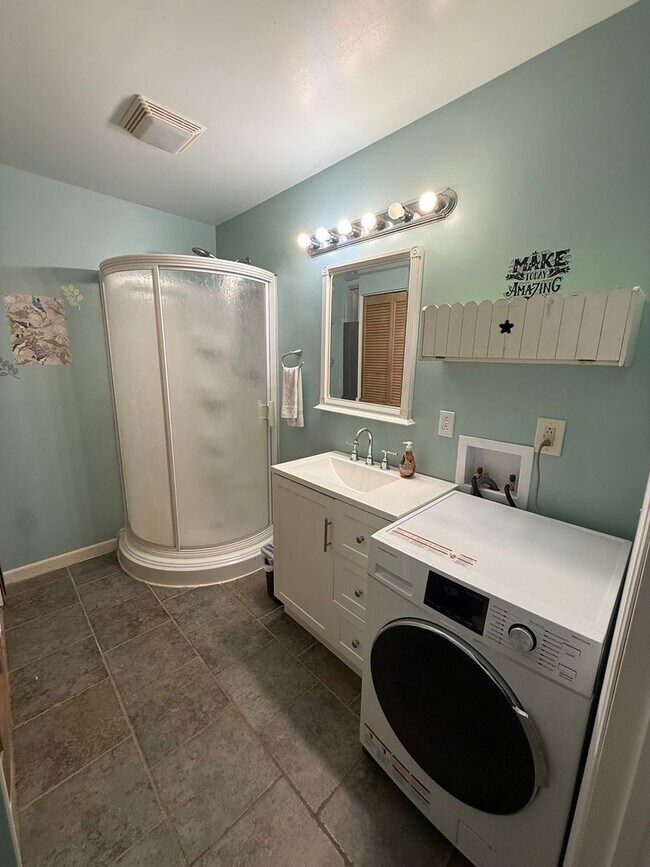 Building Photo - One Bedroom Apt with Utilities Included