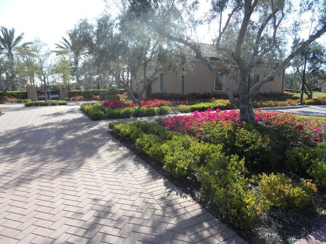 Building Photo - 4BR 3BA two-story condo with 2 Car Attache...