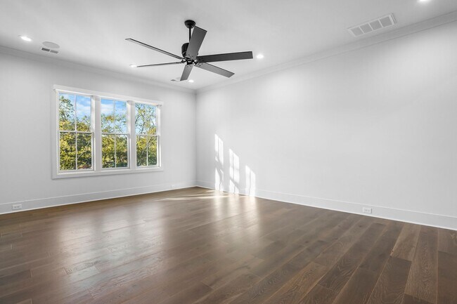 Building Photo - 3311 Skyline Dr