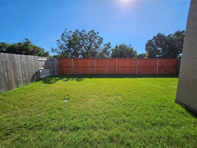 Building Photo - 221 Bauer Lp