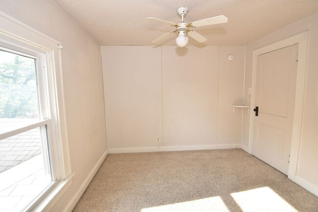 Building Photo - 3 bedroom 1.5 bath home next to IUSB.