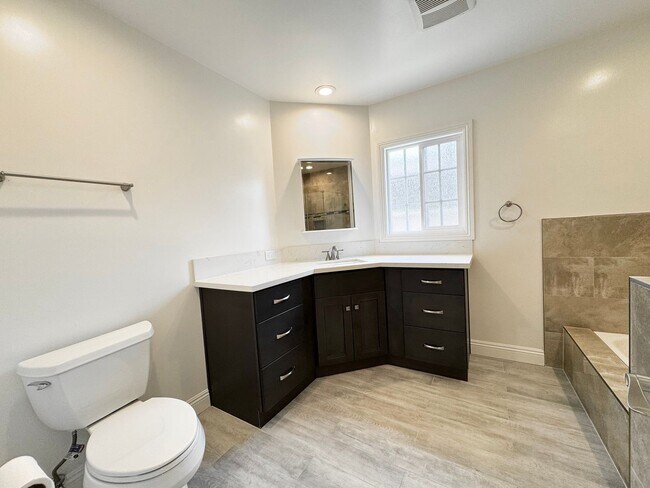 Building Photo - Beautiful 4 Bedroom 3.5 Bathroom Home in t...