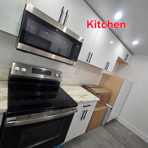 Building Photo - 916 S Sherbourne Dr