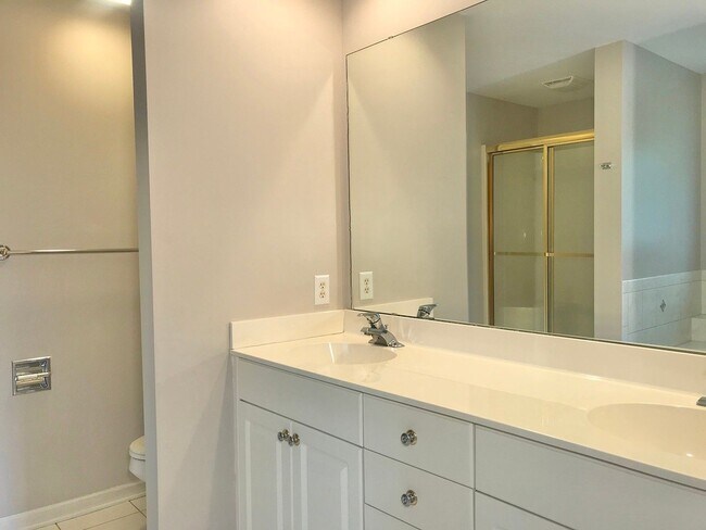 Building Photo - 3203 St James Dr SE