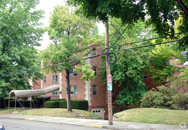 Building Photo - College Gardens