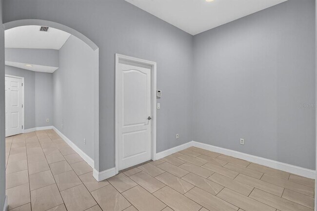 Building Photo - 7961 Carriage Pointe Dr