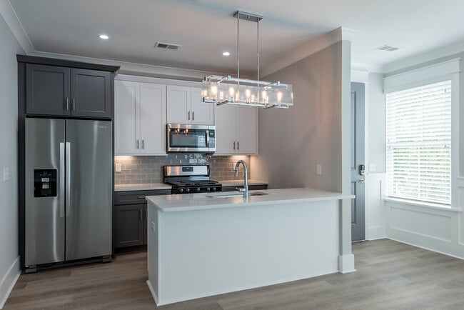 Building Photo - 8 Sanctuary Ct