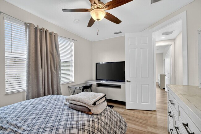 Building Photo - 9167 Oak Alley Dr