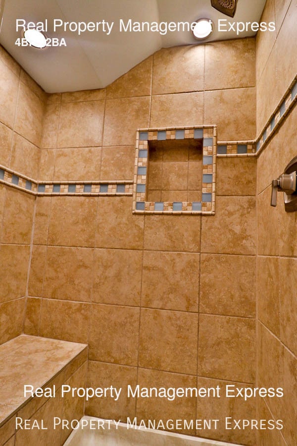 Building Photo - Beautiful 4 bedroom 2 bathroom single fami...