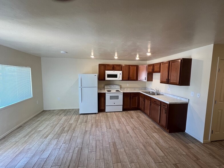 Kitchen - 1001 Elledge Dr