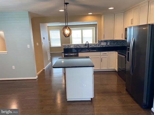 Building Photo - 37 Cecily Way