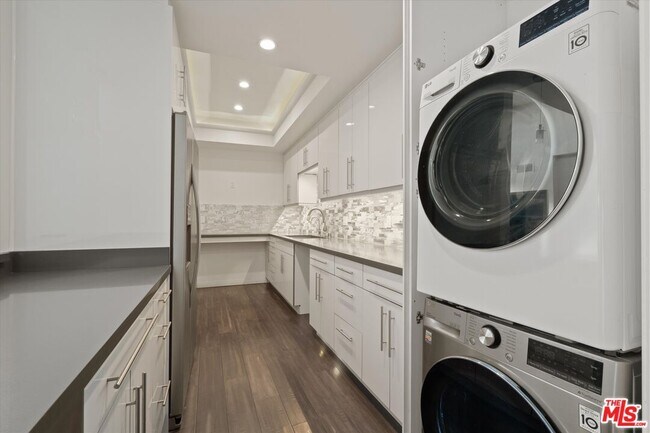 Building Photo - 2175 S Beverly Glen Blvd