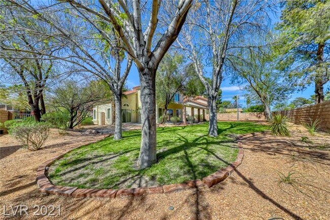 Building Photo - Gorgeous 4 bedroom home with large corner ...