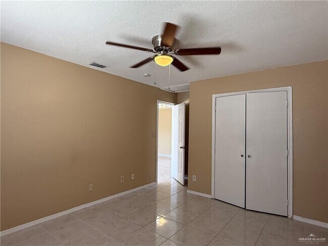 Building Photo - 709 W Falcon Ave